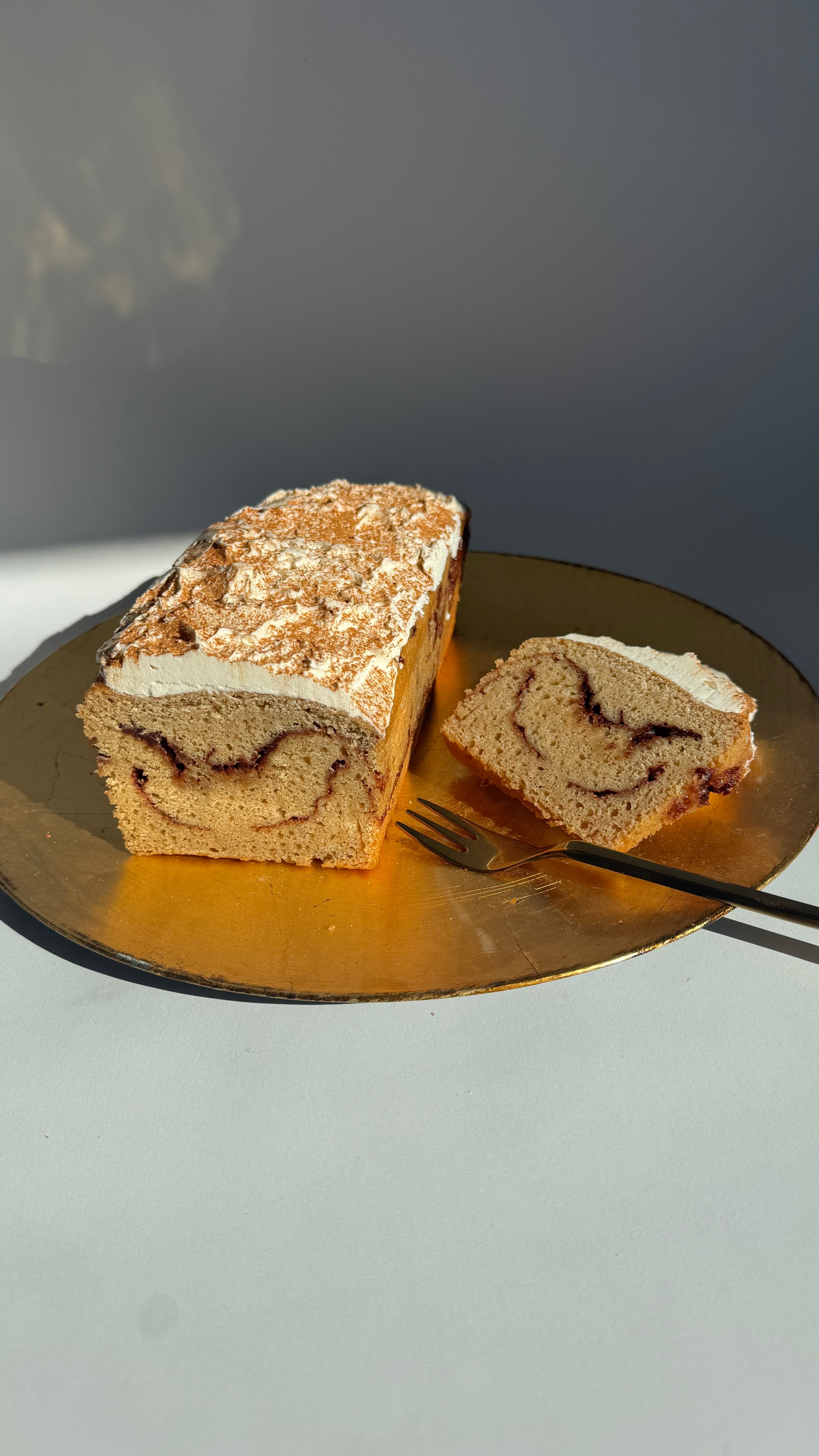 Cinnamon bun cake met frosting V